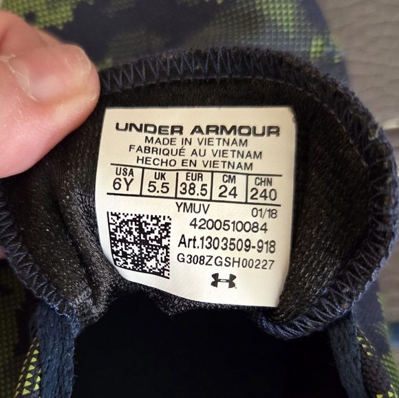 ⭐️Under Armor Kickit Low Running Shoes Size 6 Youth - Picture 5 of 5